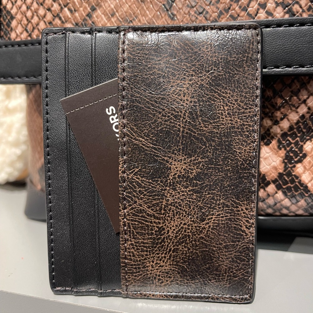 MICHAEL KORS Cyrus Burnished Tall Card Case
Chocolate Brown
NWT - Picture 12 of 16
